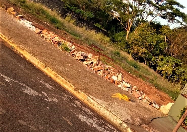 POPULAÇÃO DENUNCIA DESCARTE IRREGULAR DE LIXO NO BAIRRO PORTAL DO LAGO EM GUAÍRA