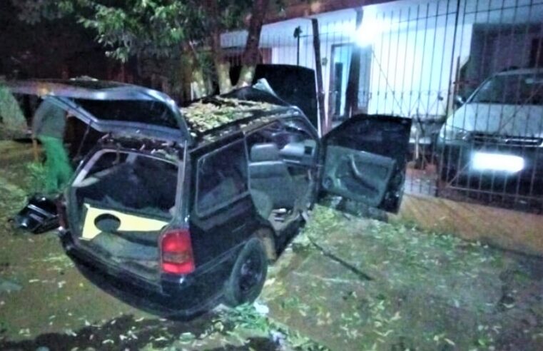 BOMBEIROS RESGATAM JOVEM QUE COLIDIU COM O CARRO EM ÁRVORE EM GUAÍRA