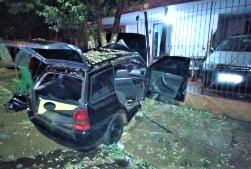 BOMBEIROS RESGATAM JOVEM QUE COLIDIU COM O CARRO EM ÁRVORE EM GUAÍRA