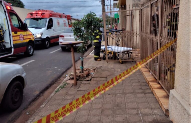 HOMEM CAI DE ESCADA E SE FERE EM LANÇA DE PORTÃO EM BARRETOS