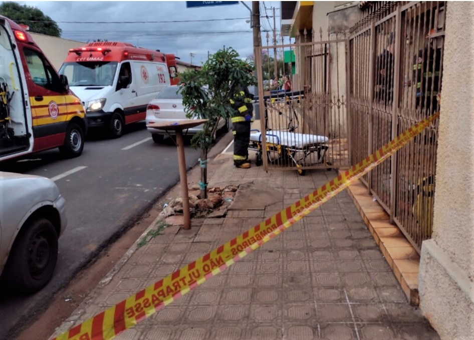 HOMEM CAI DE ESCADA E SE FERE EM LANÇA DE PORTÃO EM BARRETOS