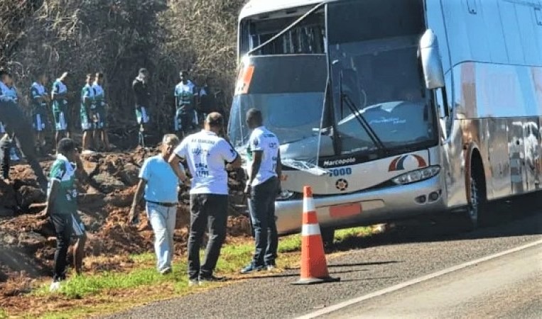 ÔNIBUS QUE TRANSPORTAVA TIME DA FRANCANA PARA PENÁPOLIS SOFRE ACIDENTE