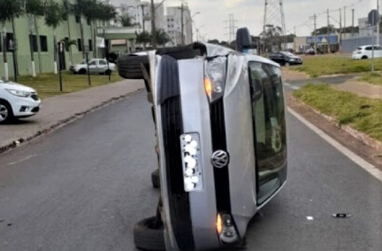 APÓS COLISÃO, CARRO TOMBA EM VIA PÚBLICA DE BARRETOS