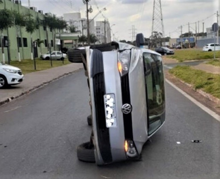 APÓS COLISÃO, CARRO TOMBA EM VIA PÚBLICA DE BARRETOS