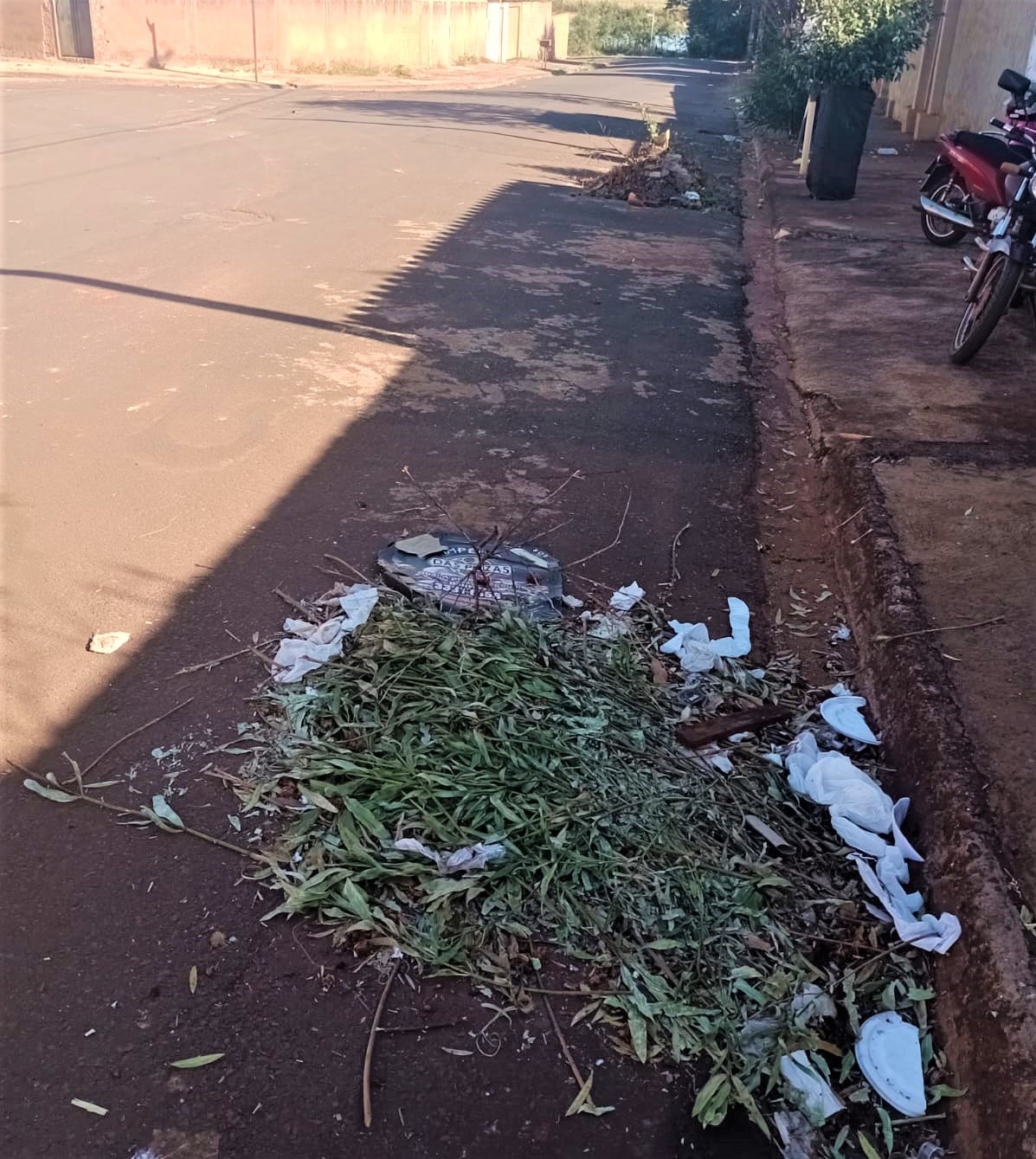 MORADORES DO TAÍS 2, EM GUAÍRA, VOLTAM A RECLAMAR DO LIXO NAS RUAS DO BAIRRO