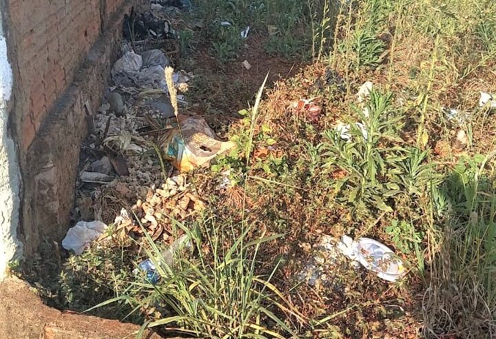 MORADORES RECLAMAM DE TERRENO CHEIO DE MATO NO PORTAL DO LAGO EM GUAÍRA