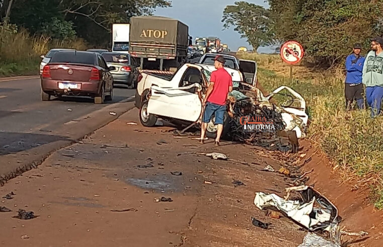 ACIDENTE ENTRE CARRO E CAMINHÃO DEIXA FERIDOS EM GUAÍRA