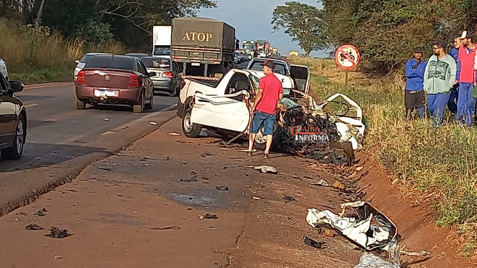 ACIDENTE ENTRE CARRO E CAMINHÃO DEIXA FERIDOS EM GUAÍRA