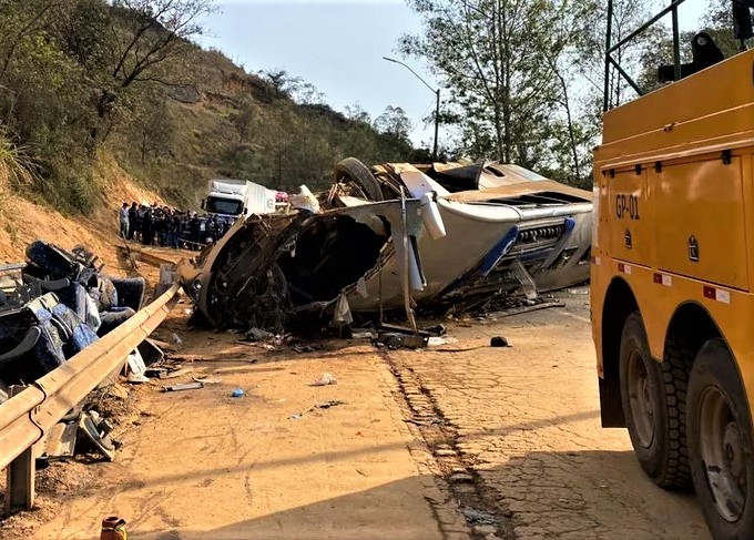 ÔNIBUS COM TORCEDORES DO CORINTHIANS CAPOTA E DEIXA 7 MORTOS. VEÍCULO ESTARIA IRREGULAR E TERIA APRESENTADO PROBLEMAS MECÂNICOS