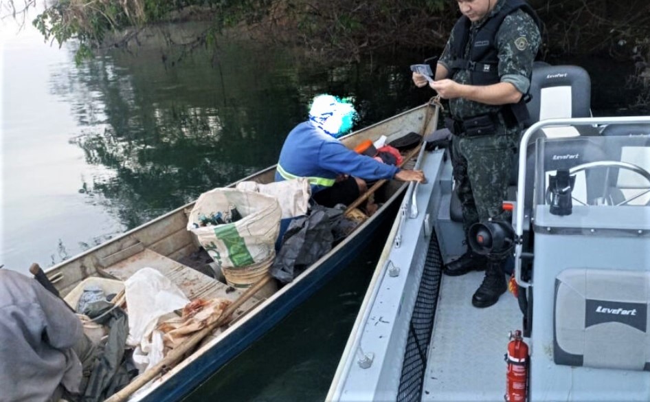 PESCADORES INFRATORES SÃO SURPREENDIDOS NO RIO GRANDE PELA POLÍCIA AMBIENTAL