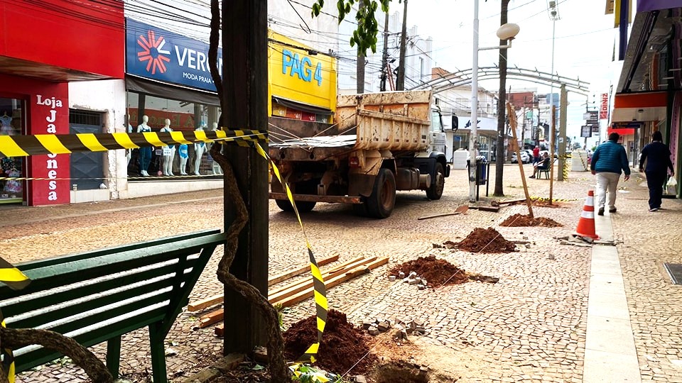 INICIADA AS OBRAS DE ABERTURA DO CALÇADÃO DE BARRETOS