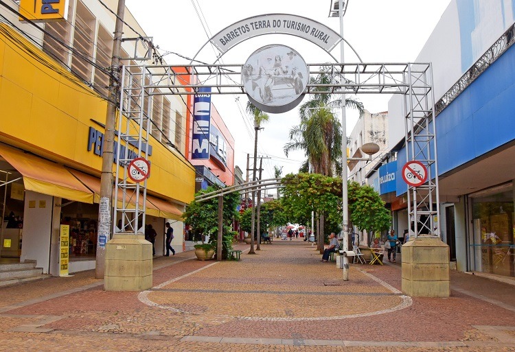 PREFEITURA DE BARRETOS CONFIRMA ABERTURA DO CALÇADÃO DA RUA 20