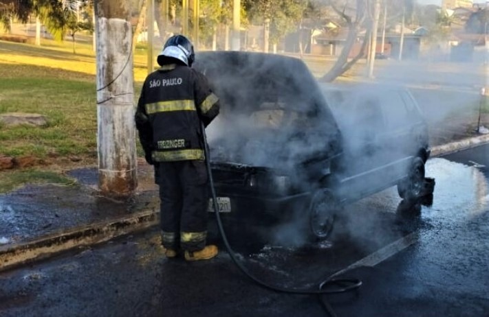 INCÊNDIO DESTRÓI CARRO NO CENTRO DE BARRETOS NESTA TERÇA-FEIRA