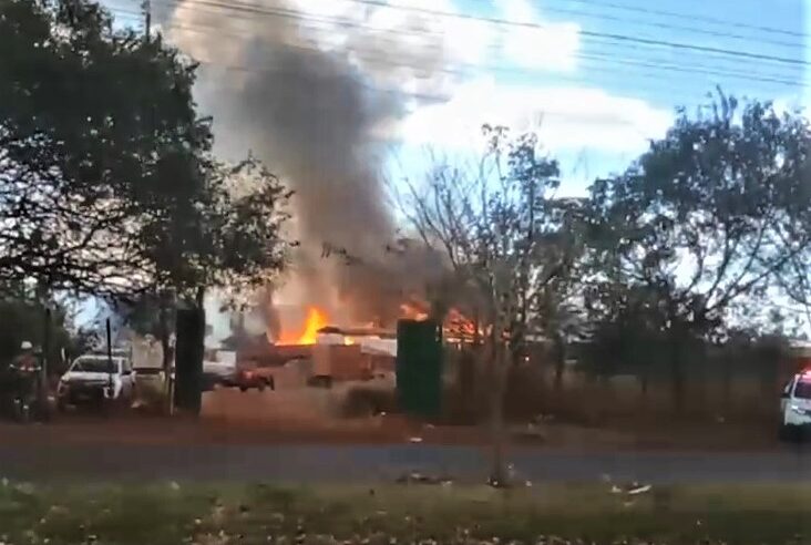 VÍDEO; INCÊNDIO ATINGE CERÂMICA EM BARRETOS NESTA QUINTA, 17