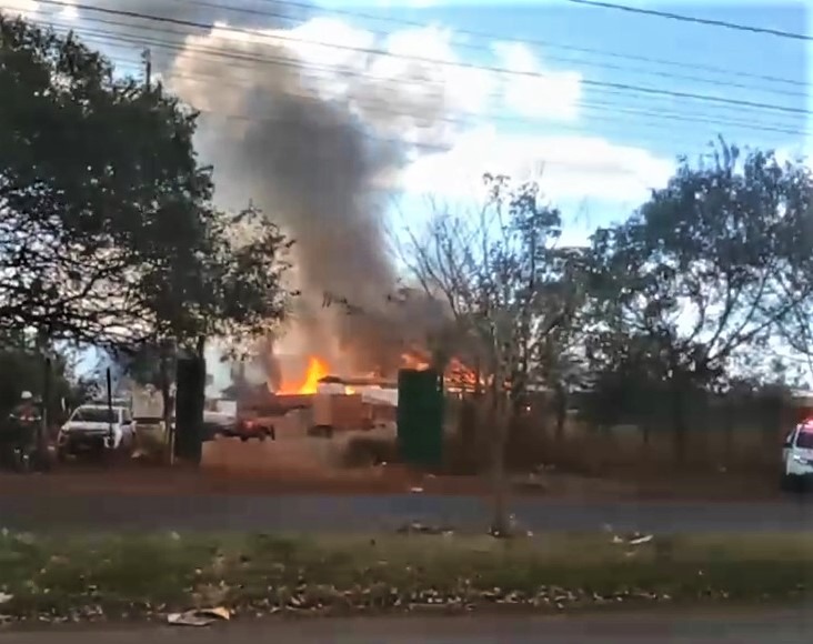 VÍDEO; INCÊNDIO ATINGE CERÂMICA EM BARRETOS NESTA QUINTA, 17