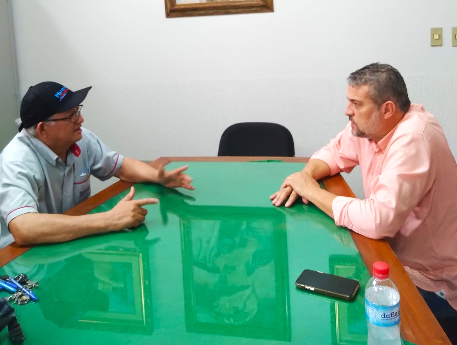 VEREADOR CLARINO TEIXEIRA REIVINDICA AÇÕES PARA GUAÍRA AO DEPUTADO ARNALDO JARDIM POR MEIO DE ENCONTRO COM ASSESSOR