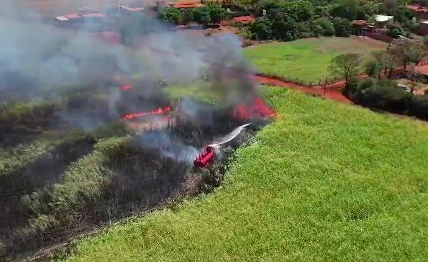 INCÊNDIOS EM ÁREA RURAL ASSUSTAM MORADORES DE MORRO AGUDO (SP)