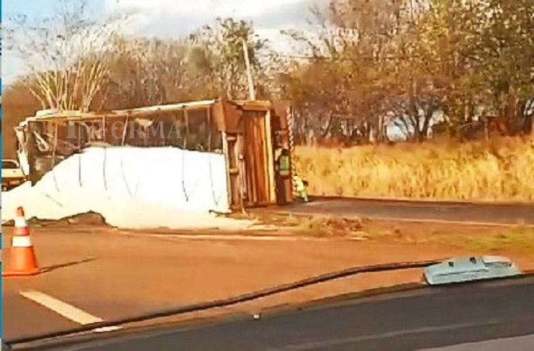 EM BARRETOS: CARRETA TOMBA EM ACESSO À RODOVIA PARA GUAÍRA