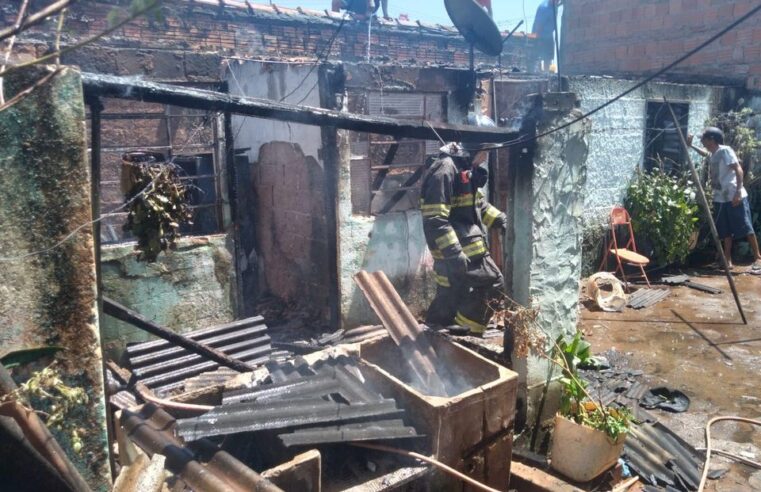 INCÊNDIO DESTRÓI CASA EM GUAÍRA. MORADORES ALEGAM DEMORA NO SOCORRO E PEDEM AJUDA DA POPULAÇÃO. EM NOTA, ADMINISTRAÇÃO DIZ ESTAR DANDO APOIO À FAMÍLIA