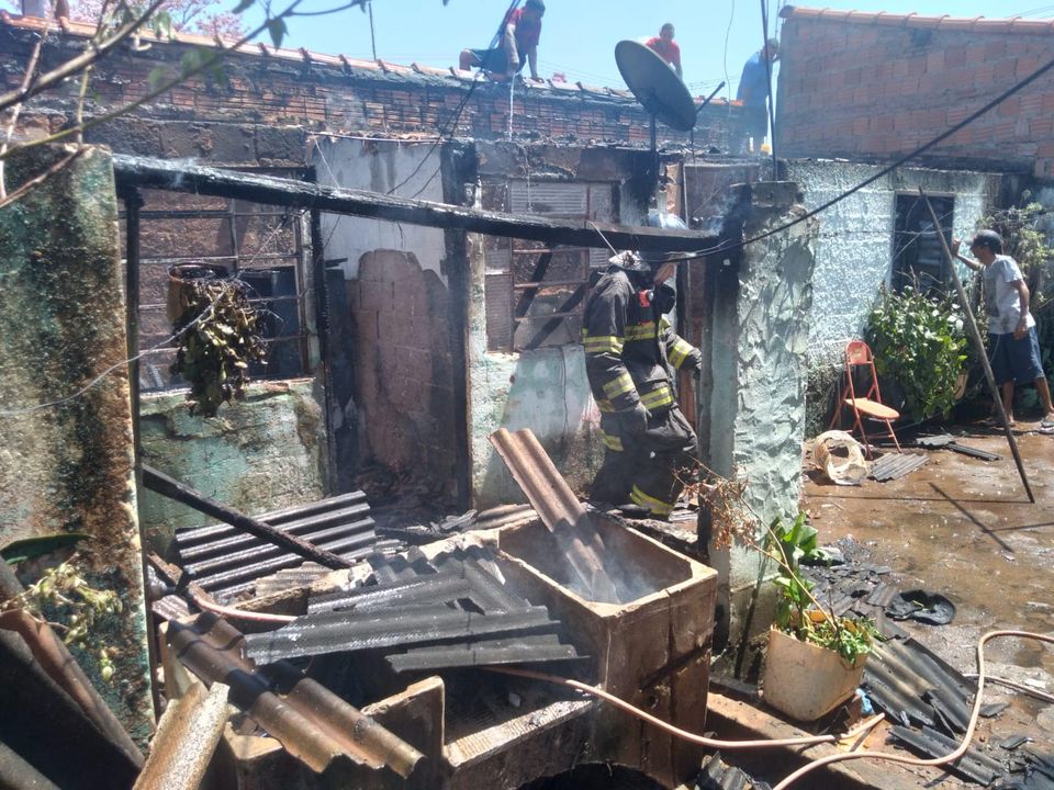 INCÊNDIO DESTRÓI CASA EM GUAÍRA. MORADORES ALEGAM DEMORA NO SOCORRO E PEDEM AJUDA DA POPULAÇÃO. EM NOTA, ADMINISTRAÇÃO DIZ ESTAR DANDO APOIO À FAMÍLIA