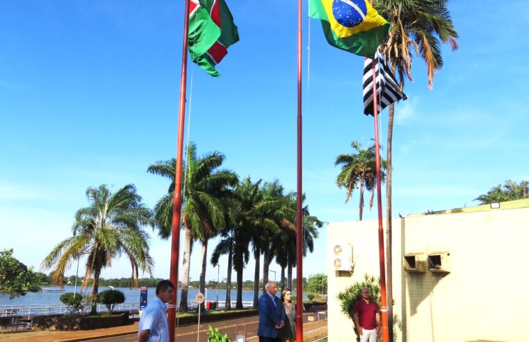 VEREADORES DE GUAÍRA PRESTIGIARAM O HASTEAMENTO DAS BANDEIRAS NO 7 DE SETEMBRO