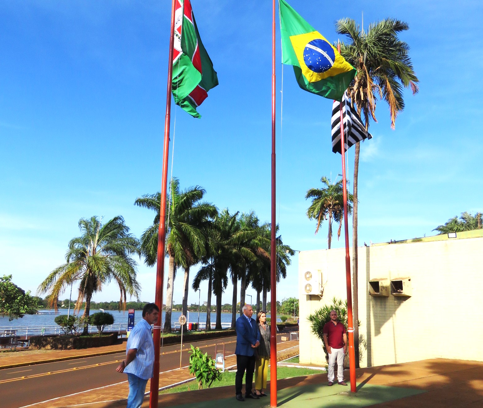 VEREADORES DE GUAÍRA PRESTIGIARAM O HASTEAMENTO DAS BANDEIRAS NO 7 DE SETEMBRO