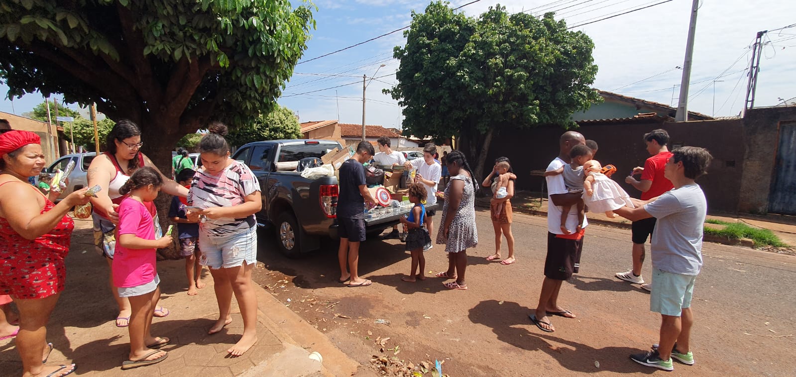 CAMPANHA “DOE FELICIDADE” DISTRIBUI CENTENAS DE BRINQUEDOS PARA CRIANÇAS GUAIRENSES