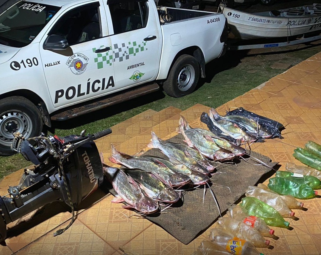 PESCADORES SÃO FLAGRADOS PELA POLÍCIA AMBIENTAL PESCANDO COM “JOÃO BOBO” NO RIO PARDO