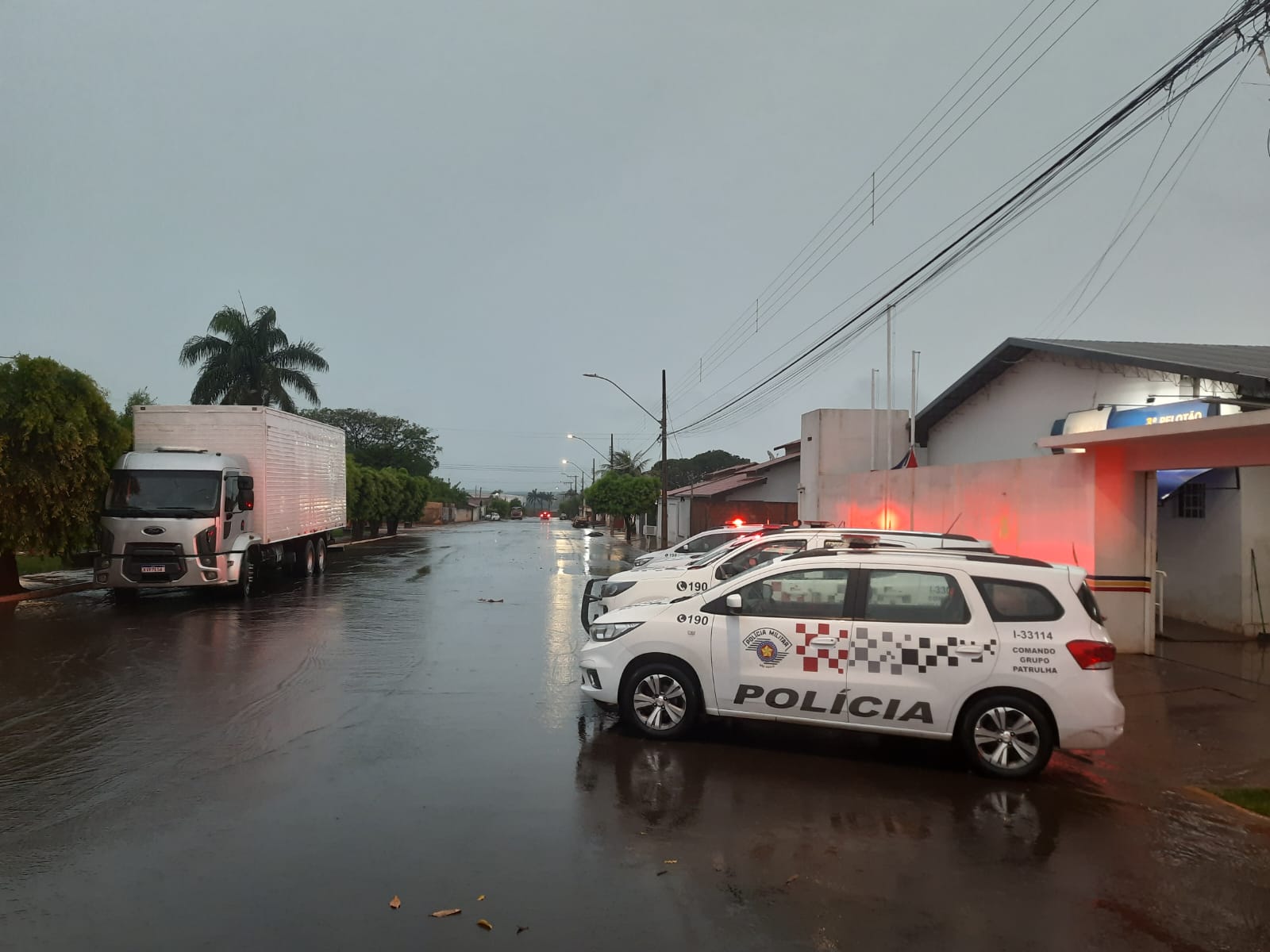 CARGA ROUBADA DE CIGARROS EM ITUMBIARA/GO É APREENDIDA PELA POLÍCIA EM PLANURA/MG. PARTE DA QUADRILHA É PRESA EM BARRETOS/SP