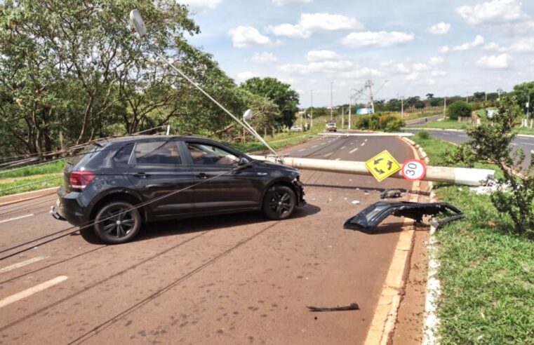 EM ACIDENTE, CARRO DERRUBA POSTES EM VIA PÚBLICA DE BARRETOS