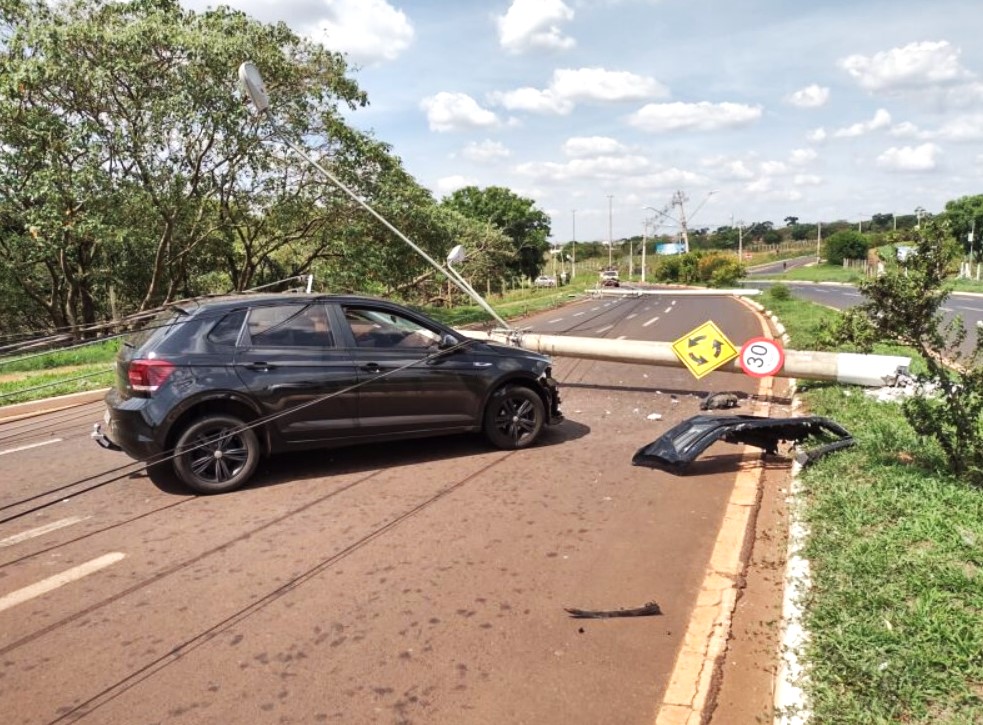 EM ACIDENTE, CARRO DERRUBA POSTES EM VIA PÚBLICA DE BARRETOS