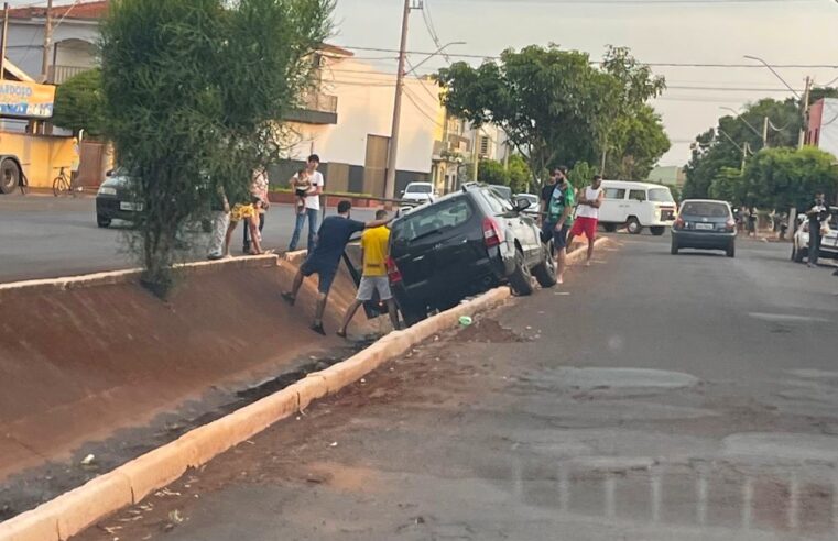 MOTORISTA PERDE CONTROLE DA DIREÇÃO E QUASE CAI COM CARRO EM VALETA, EM GUAÍRA