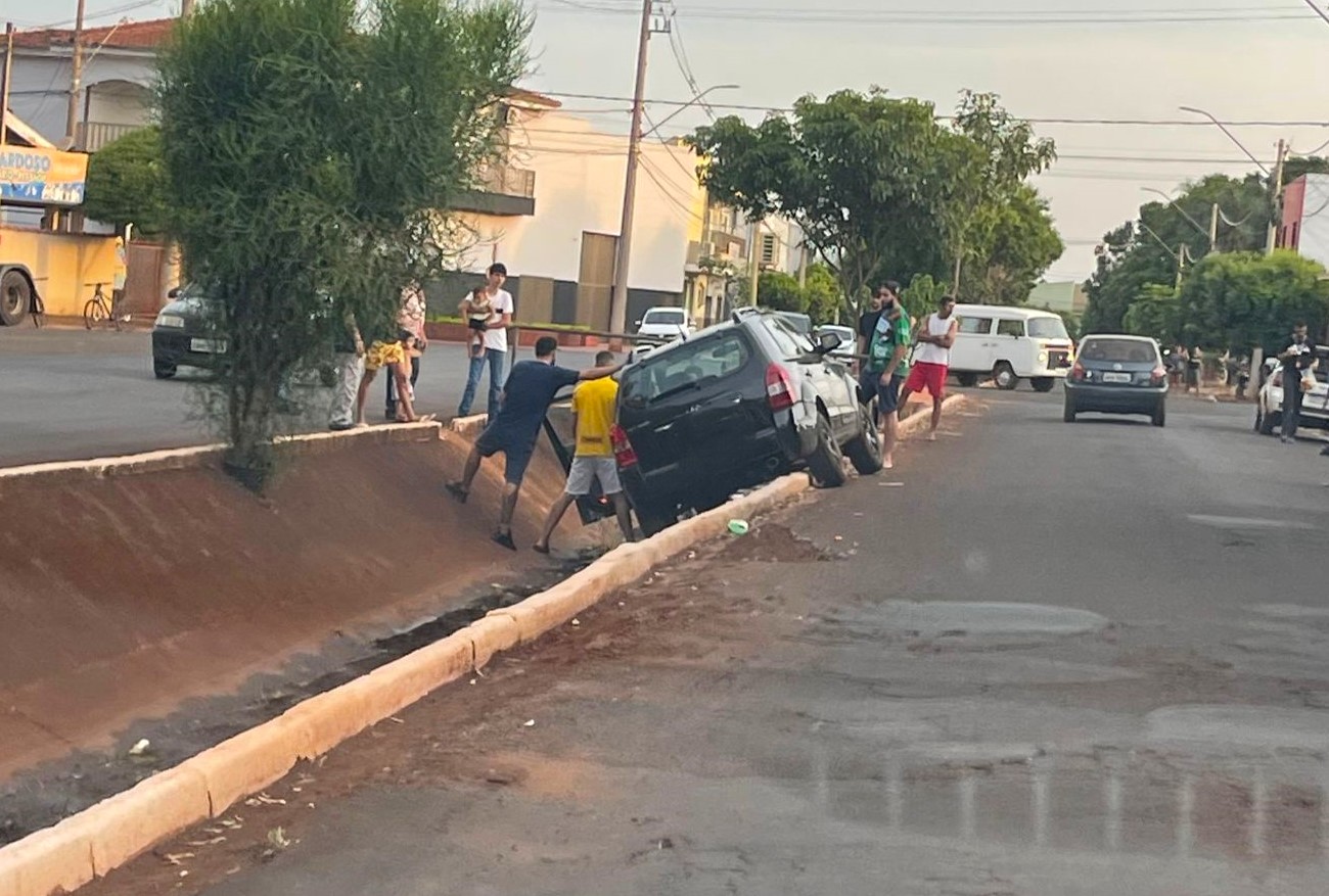 MOTORISTA PERDE CONTROLE DA DIREÇÃO E QUASE CAI COM CARRO EM VALETA, EM GUAÍRA