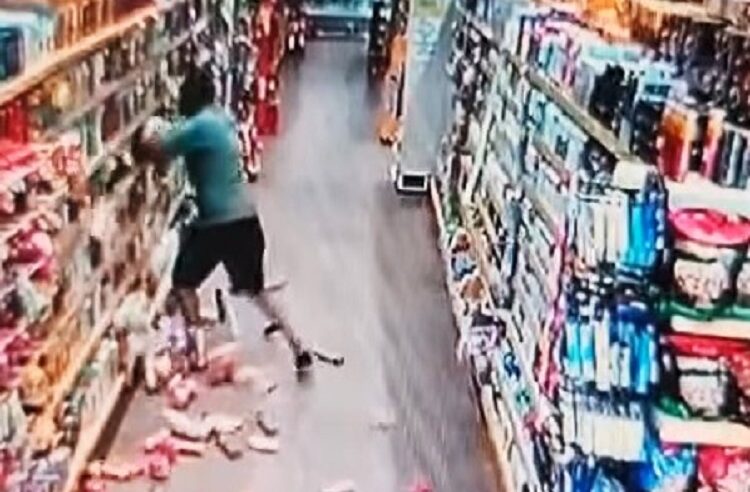 DIA DE FÚRIA: EM PITANGUEIRAS HOMEM ENTRA EM SUPERMERCADO E ATIRA MERCADORIAS NO CHÃO