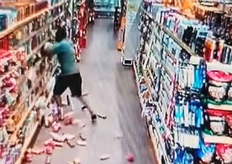 DIA DE FÚRIA: EM PITANGUEIRAS HOMEM ENTRA EM SUPERMERCADO E ATIRA MERCADORIAS NO CHÃO