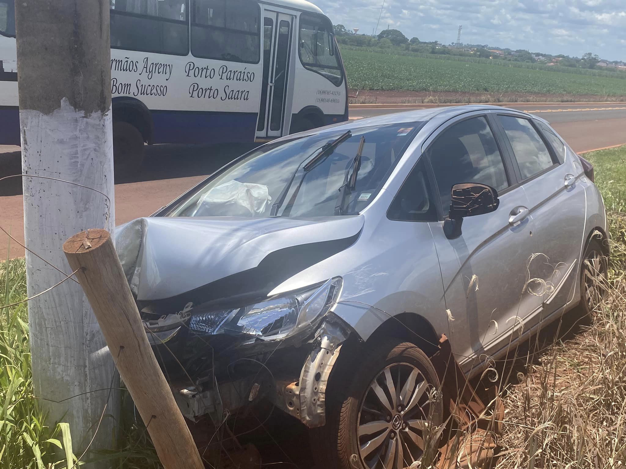 EM MIGUELÓPOLIS: MULHER BATE VEÍCULO CONTRA POSTE DE ENERGIA EM VICINAL DA PRAIA ARTIFICIAL