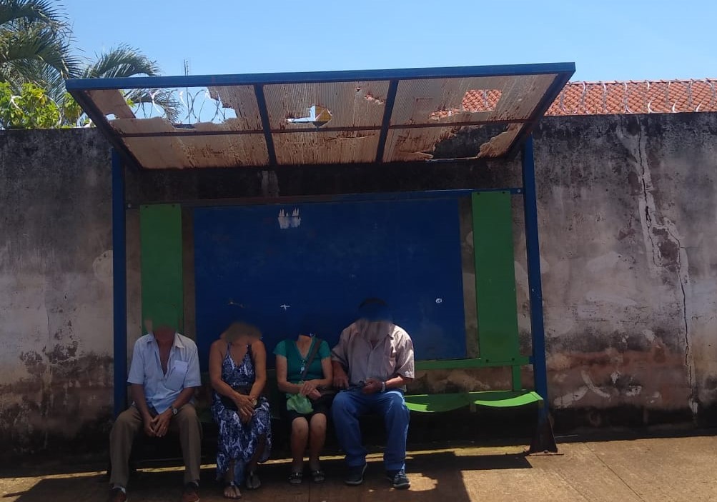 OU É CHUVA OU É SOL! USUÁRIOS SE REVOLTAM COM SITUAÇÃO DE PONTO DE ÔNIBUS EM GUAÍRA