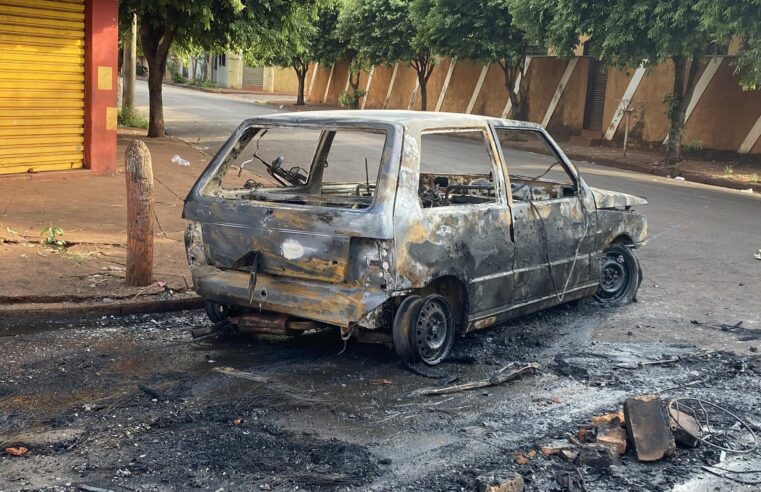 POPULARES ATEIAM FOGO A CARRO, APÓS CONDUTOR ATROPELAR MULHER EM MIGUELÓPOLIS