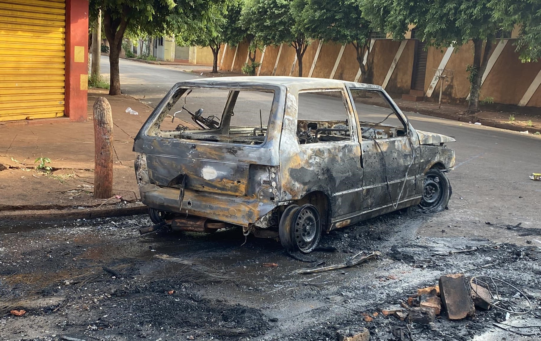 POPULARES ATEIAM FOGO A CARRO, APÓS CONDUTOR ATROPELAR MULHER EM MIGUELÓPOLIS
