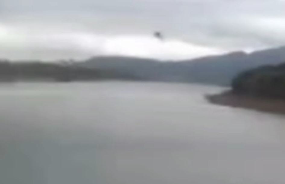 VÍDEO:  HELICÓPTERO CAI NO RIO GRANDE EM CAPITÓLIO (MG)