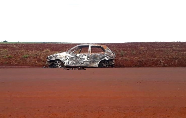 CARRO É DESTRUÍDO PELO FOGO EM GUAÍRA