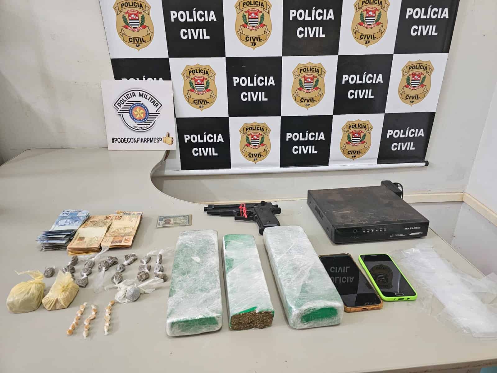 OPERAÇÃO POLICIAL, EM GUAÍRA, APREENDE MAIS DE 2 KGS DE DROGAS E R$ 5 MIL EM DINHEIRO. SUSPEITO FOI PRESO EM CONCEIÇÃO DAS ALAGOS APÓS SE ACIDENTAR DURANTE FUGA