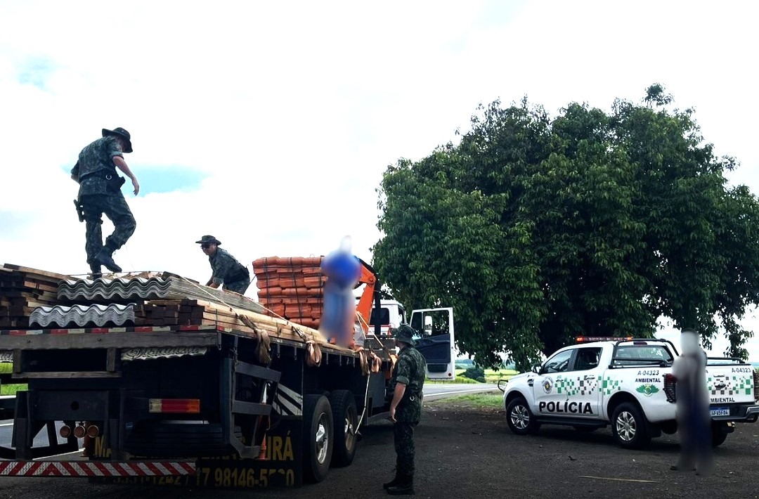 POLÍCIA AMBIENTAL APREENDE CARGA CLANDESTINA DE MADEIRA NATIVA EM BARRETOS