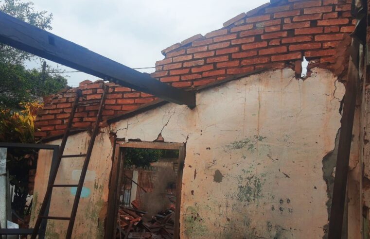 CHUVAS PODEM TER CAUSADO DESABAMENTO DE CASA NO BAIRRO MIGUEL FABIANO, EM GUAÍRA