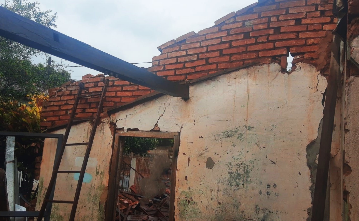 CHUVAS PODEM TER CAUSADO DESABAMENTO DE CASA NO BAIRRO MIGUEL FABIANO, EM GUAÍRA