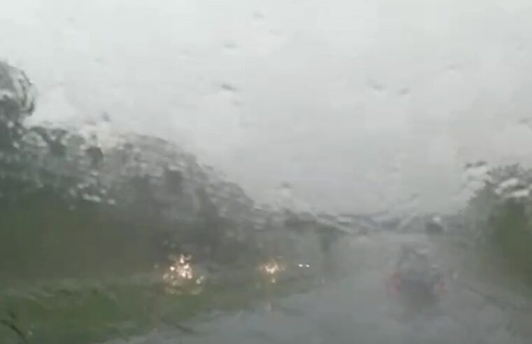 VÍDEO; NESTE MOMENTO CHUVA INTENSA COM RAJADAS FORTES DE VENTO EM ORLÂNDIA (SP)