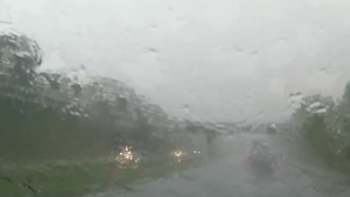 VÍDEO; NESTE MOMENTO CHUVA INTENSA COM RAJADAS FORTES DE VENTO EM ORLÂNDIA (SP)