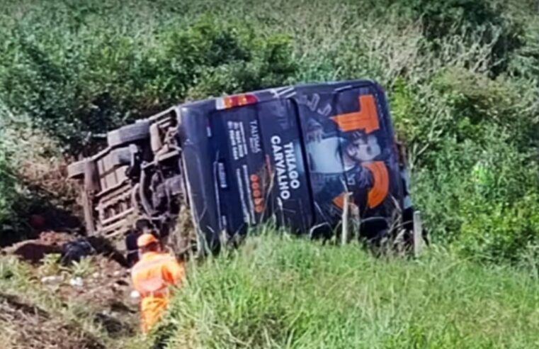 ÔNIBUS DE THIAGO CARVALHO, SOFRE ACIDENTE NA RODOVIA FERNÃO DIAS. CANTOR NÃO ESTAVA NO VEÍCULO