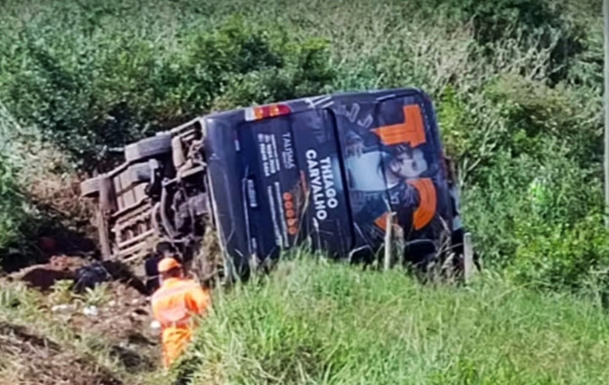 ÔNIBUS DE THIAGO CARVALHO, SOFRE ACIDENTE NA RODOVIA FERNÃO DIAS. CANTOR NÃO ESTAVA NO VEÍCULO