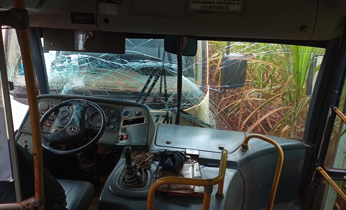 VÍDEO; TRABALHADORES FICAM FERIDOS EM ACIDENTE ENTRE CAMINHÃO E ÔNIBUS EM GUAÍRA